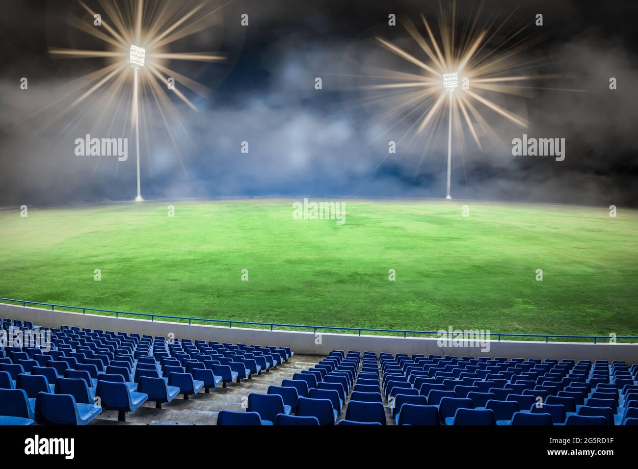 Campo da calcio vuoto di notte. Foto Stock