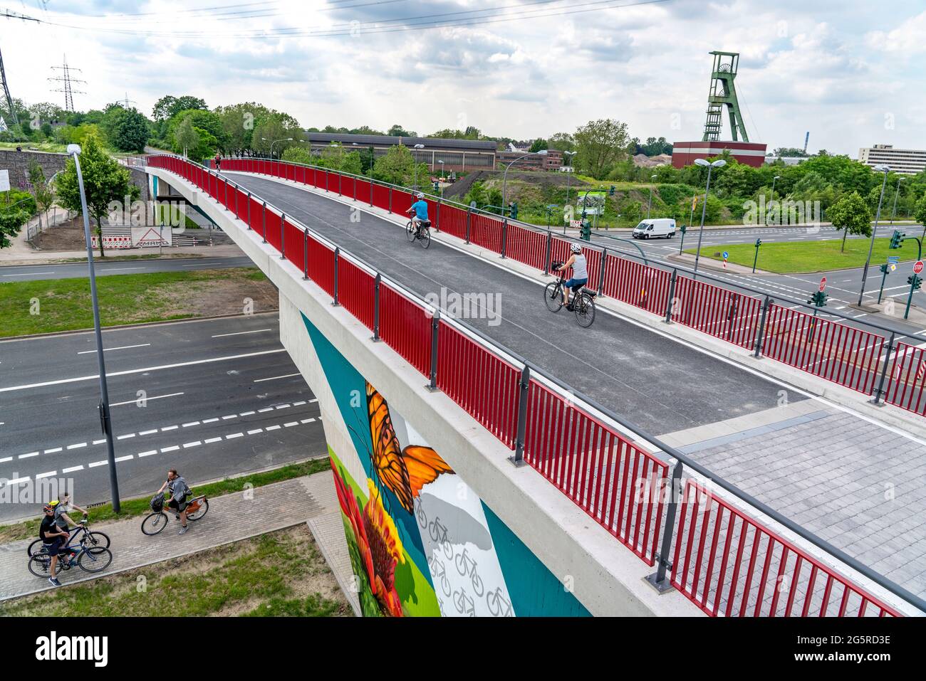 Nuovo ponte ciclabile e pedonale, sezione della RS1, Radschnellweg Ruhr, su Boulevard Berthold-Beitz, sullo sfondo la tortuosa torre della forma Foto Stock