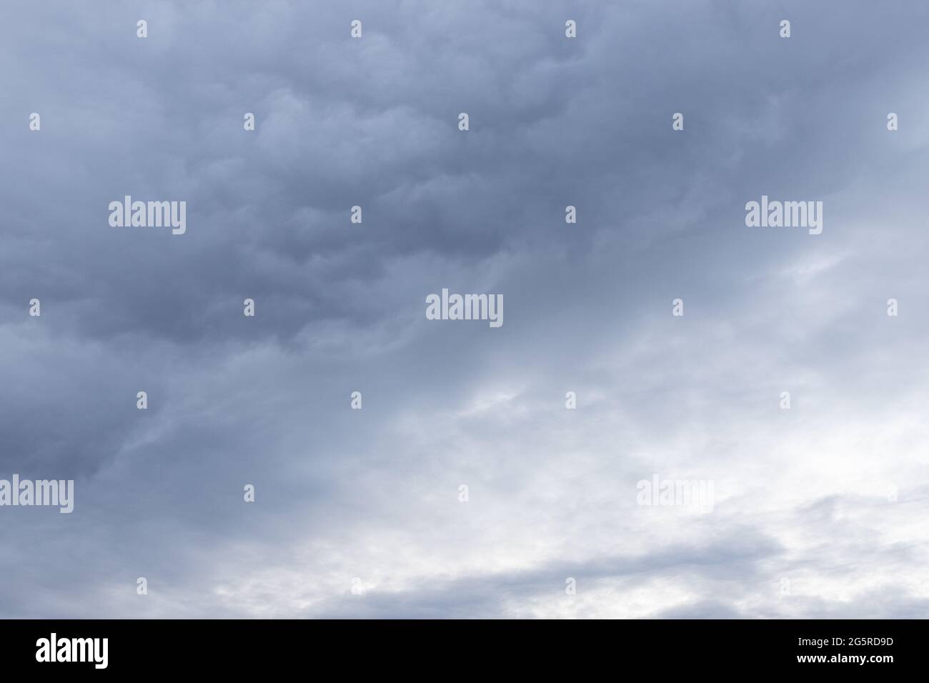 Lo sfondo del cielo nuvoloso mostra chiaro e scuro Foto Stock