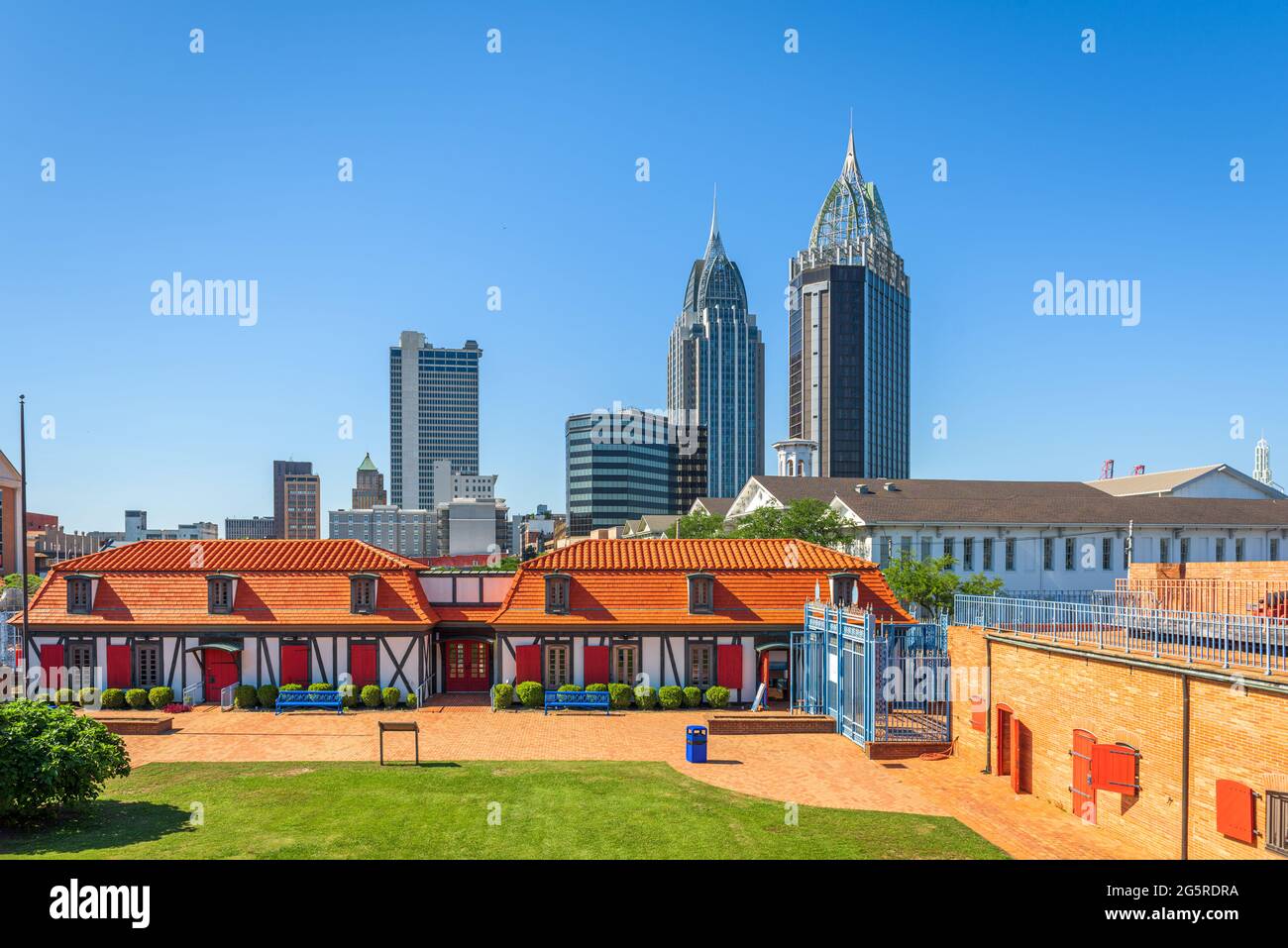 Mobile, Alabama, Stati Uniti d'America skyline con forte storico Conde. Foto Stock