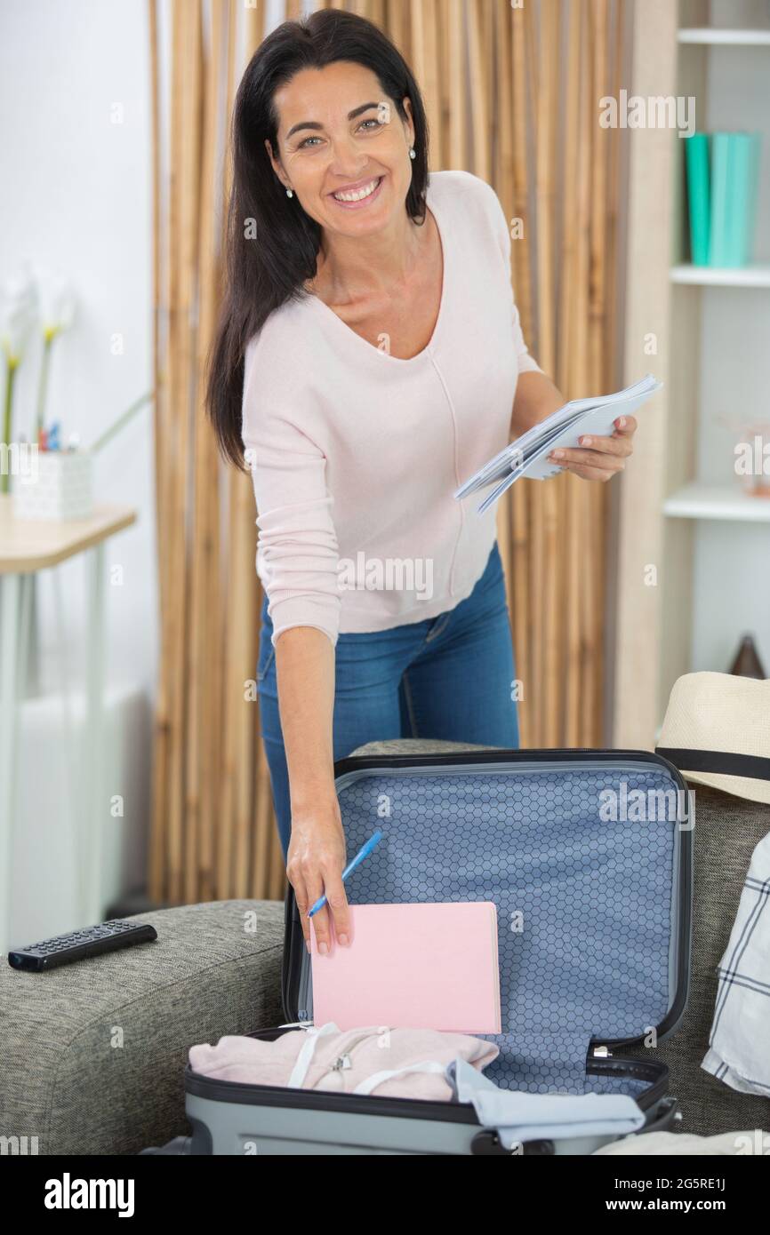 closeup su viaggiatore femminile che tiene la lista d'imballaggio Foto Stock