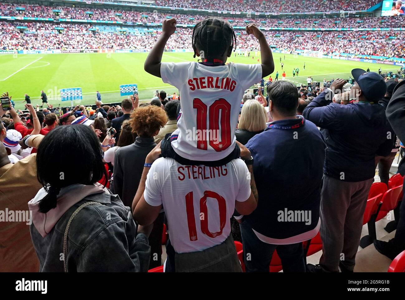 Il figlio inglese Raheem Sterling Thiago festeggia con la famiglia dopo il fischio finale durante la partita UEFA Euro 2020 del 16 al Wembley Stadium di Londra. Data immagine: Martedì 29 giugno 2021. Foto Stock