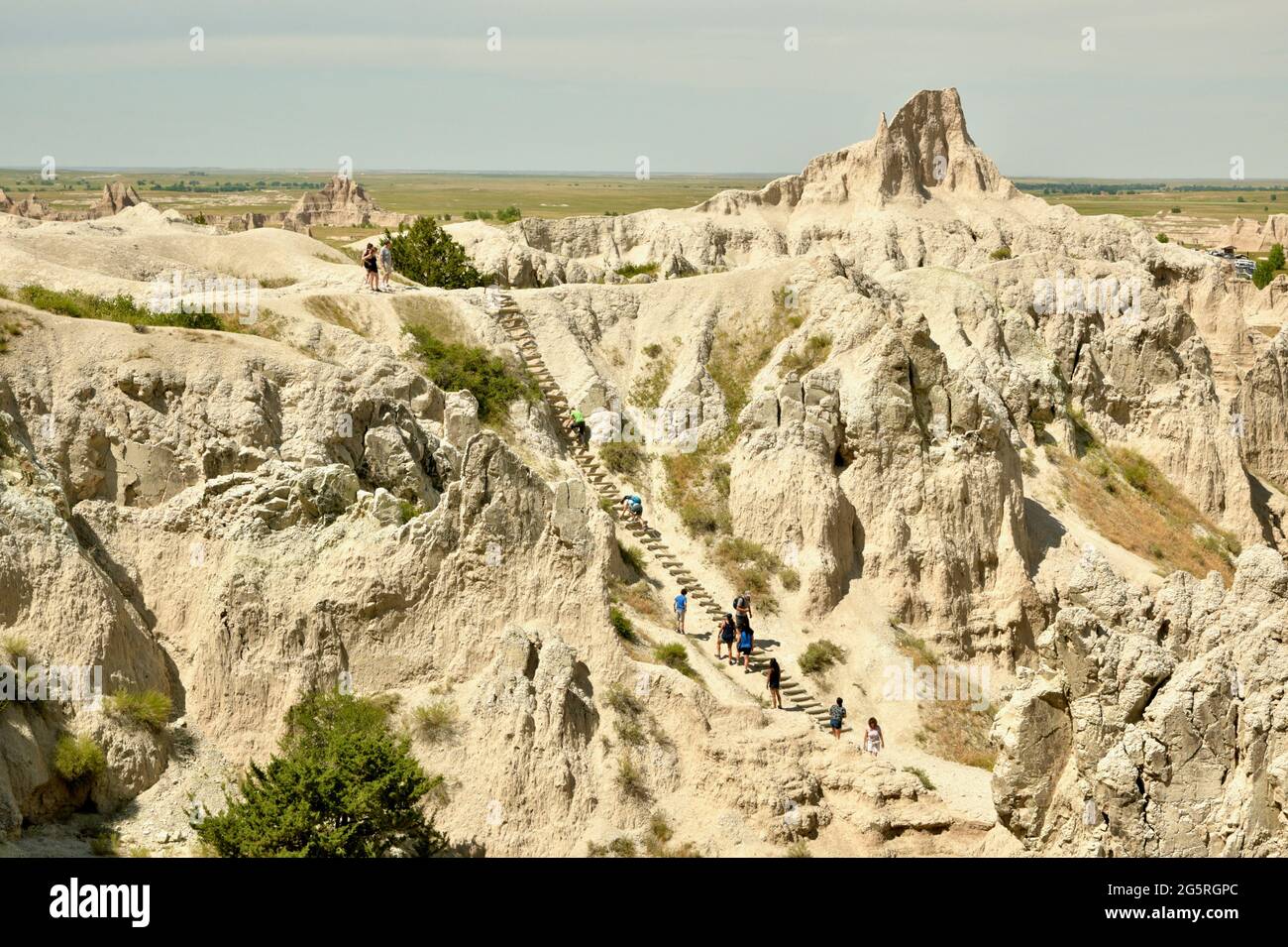 Escursioni a piedi il Notch Trail nel Badlands National Park. Prendendo una scala di tronchi su Buttes erosi e pinnacoli alla tacca in South Dakota, Stati Uniti Foto Stock