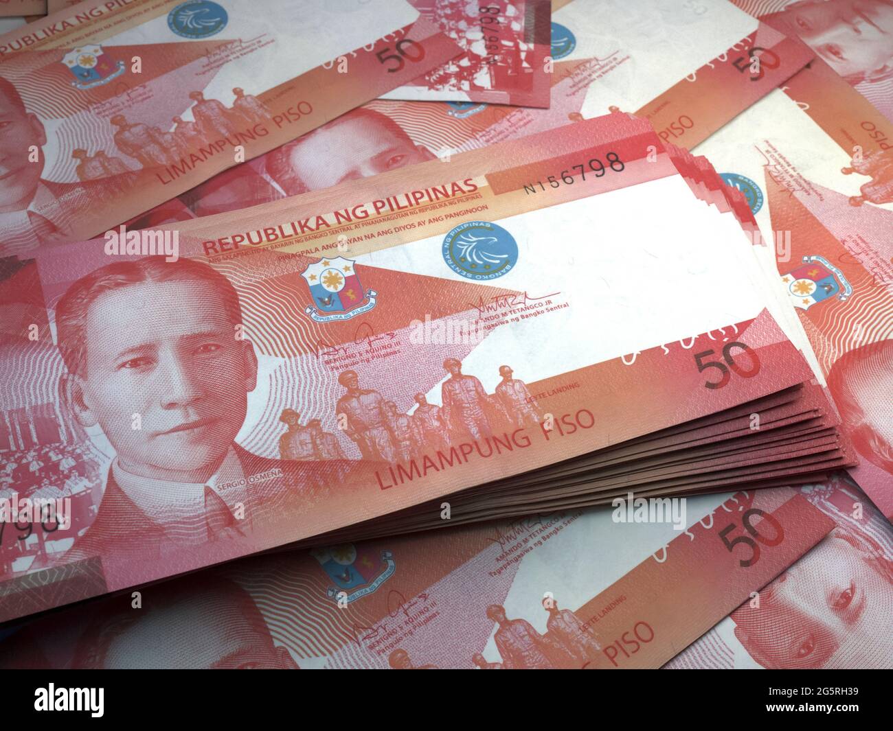 Soldi delle Filippine. Polizze di peso filippino. Banconote PHP. 50 pesos. Affari, finanza, notizie di fondo. Foto Stock