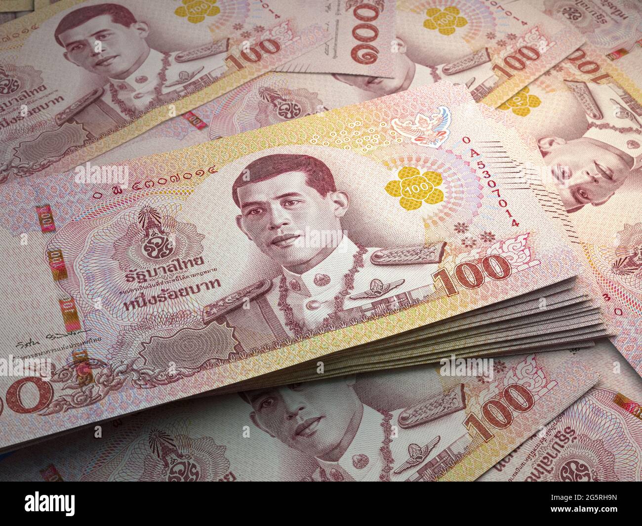 Denaro della Thailandia. Bollette Thai Baht. Banconote THB. 100 bahts. Affari, finanza, notizie di fondo. Foto Stock