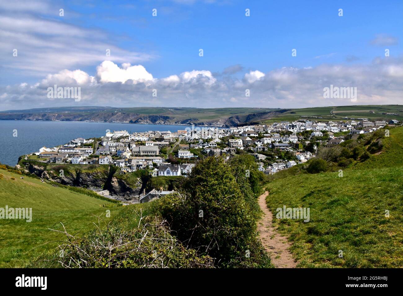 Guardando attraverso Port Isaac dal sentiero per Port Quin. Foto Stock