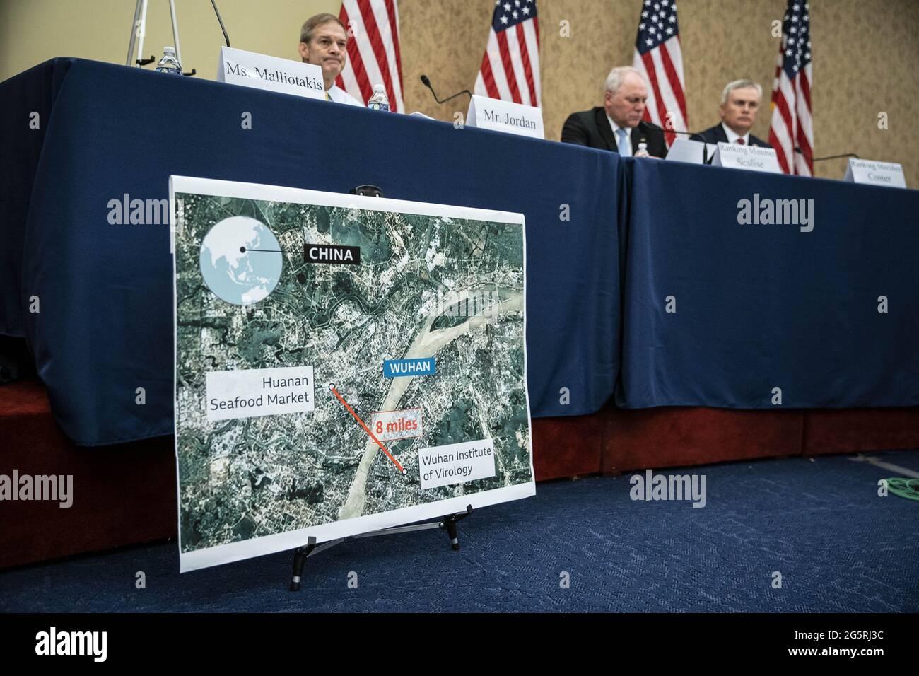 Washington, Stati Uniti. 29 Giugno 2021. Una mappa di Wuhan, in Cina, è vista come Rep. Jim Jordan (R-OH), Repubblicano Whip Steve Scalise (R-LA) e Rep. James Comer (R-KY), partecipano a un forum sull'origine della pandemia del coronavirus con i membri repubblicani della sottocommissione di selezione della Camera sulla crisi del Coronavirus su Capitol Hill a Washington, DC, martedì 29 giugno 2021. Il dibattito sulla possibilità o meno che il coronavirus sia emerso da un laboratorio di Wuhan, in Cina, si è intensificato nelle ultime settimane. Foto di Sarah Silbiger/UPI Credit: UPI/Alamy Live News Foto Stock