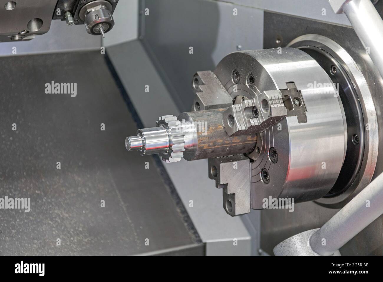 Produzione di macchine con testa di tornitura a CNC rotante Foto Stock