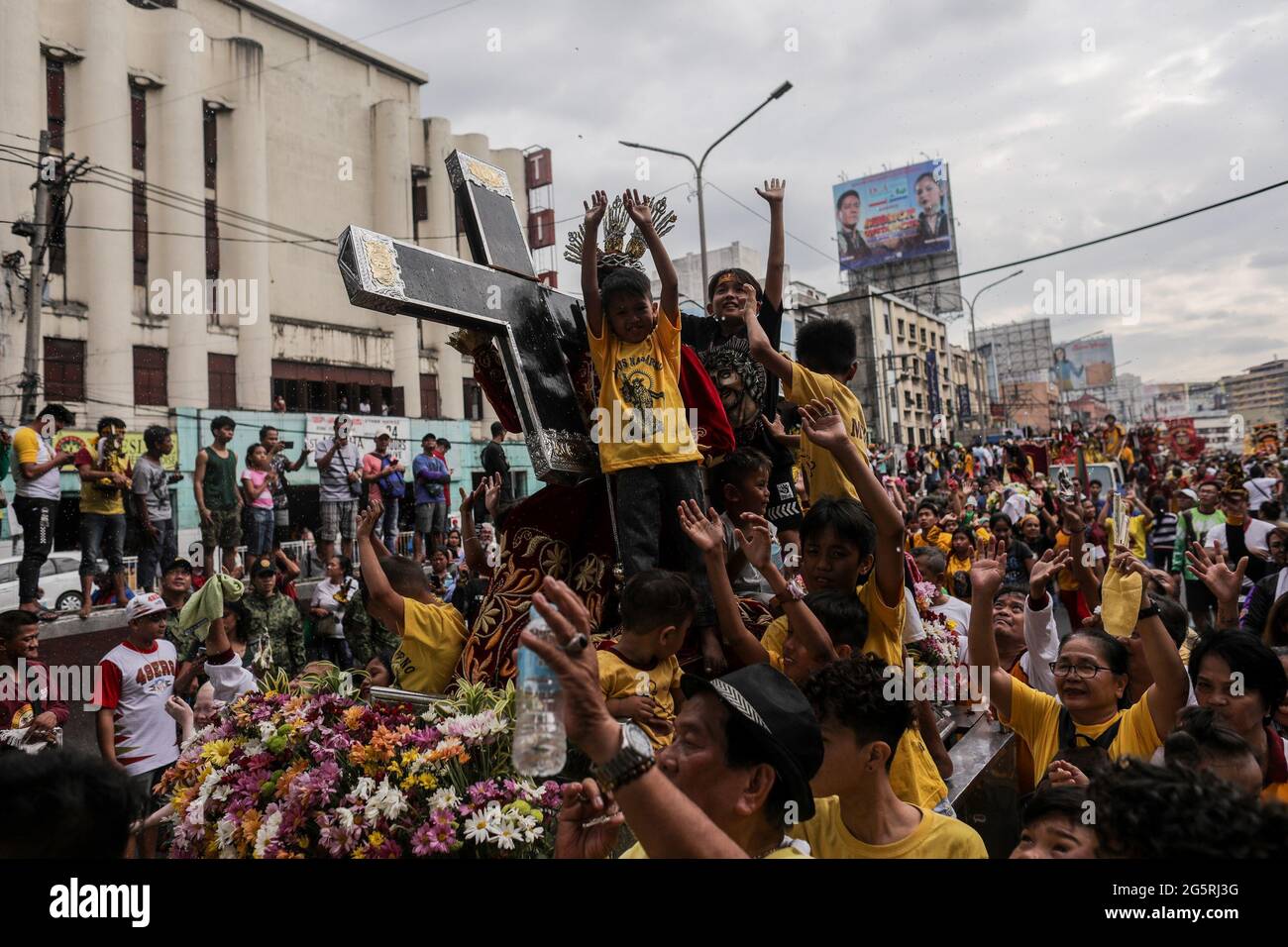 I devoti filippini cattolici si uniscono alla benedizione delle repliche del Nazareno Nero in vista della festa del Nazareno Nero a Manila, Filippine. Foto Stock