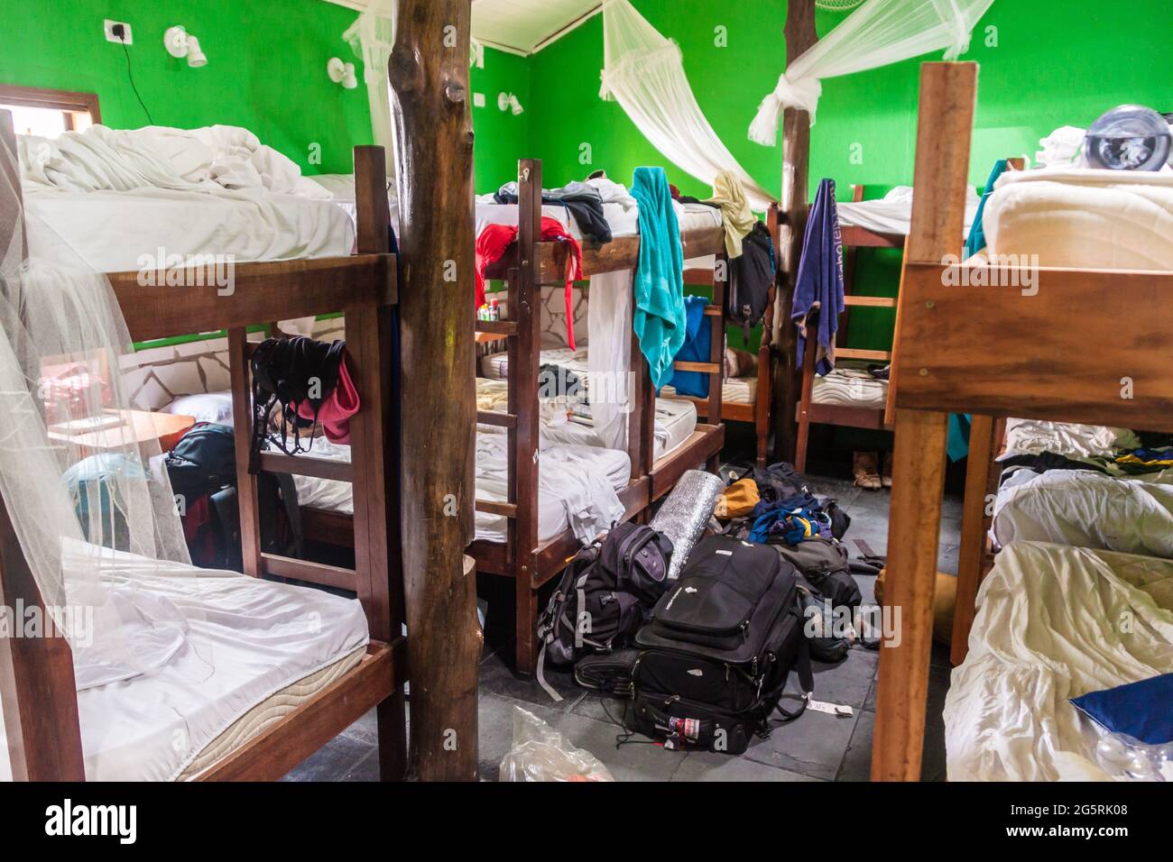 PARATY, BRASILE - 31 GENNAIO 2015: Camera dormitorio in Paraty Beach Hostel inParaty villaggio, Brasile Foto Stock