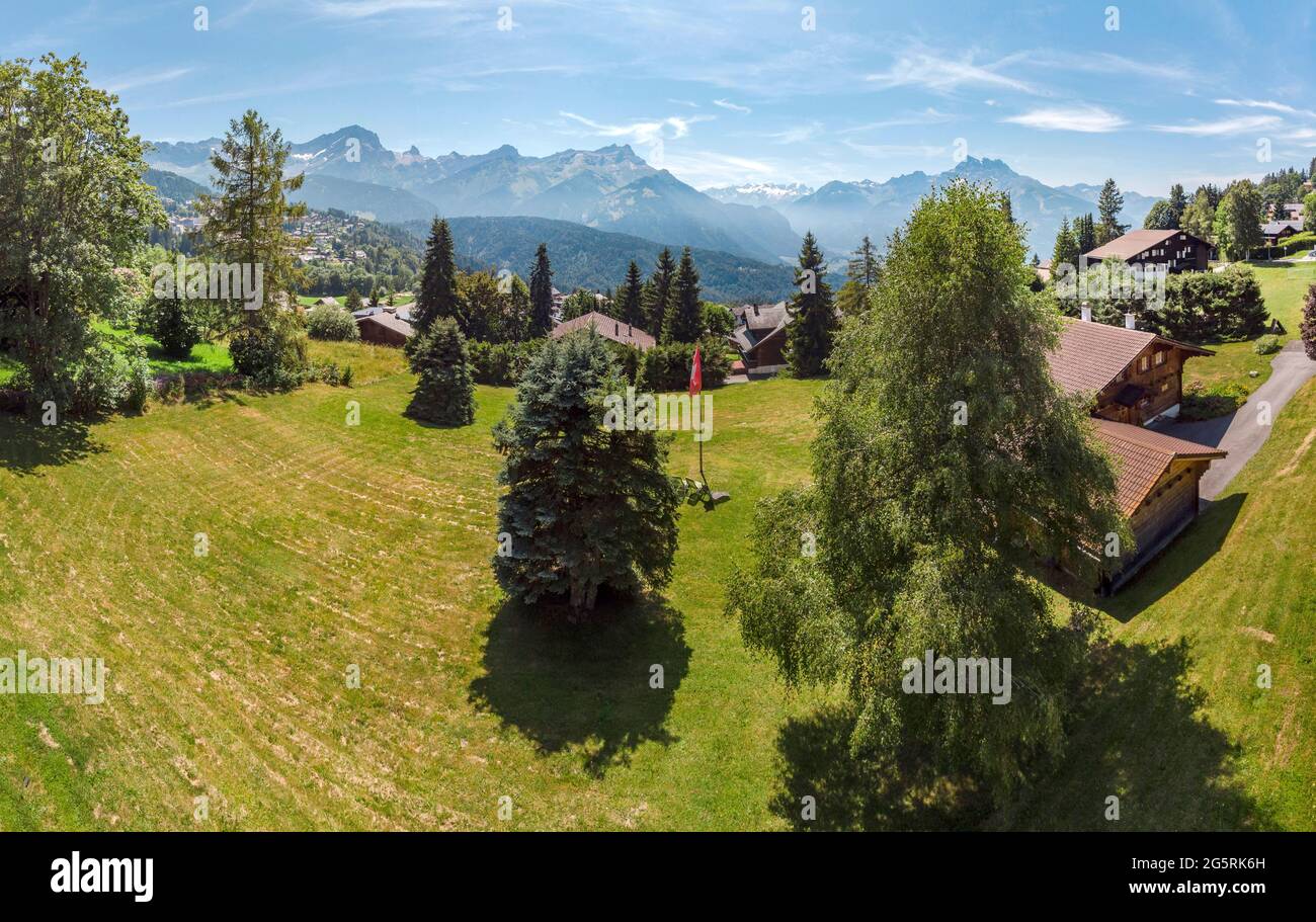 Chalet sparsi Foto Stock