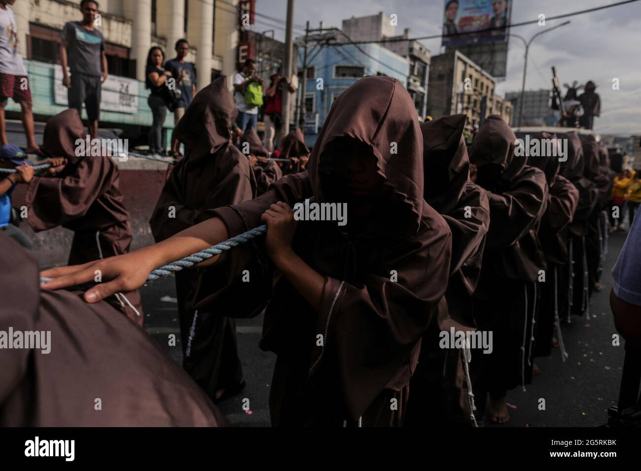 I devoti filippini cattolici si uniscono alla benedizione delle repliche del Nazareno Nero in vista della festa del Nazareno Nero a Manila, Filippine. Foto Stock