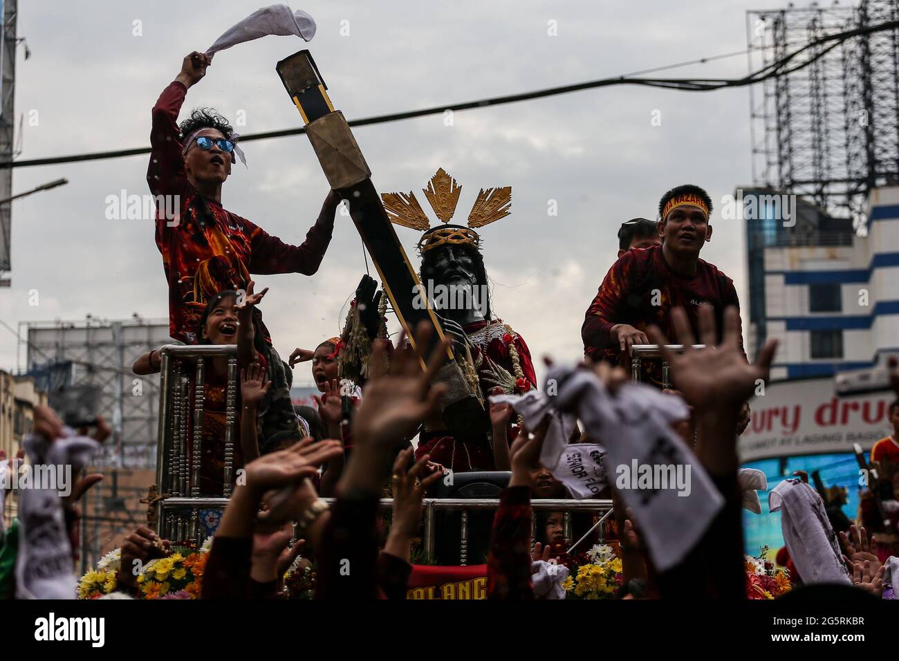 I devoti filippini cattolici si uniscono alla benedizione delle repliche del Nazareno Nero in vista della festa del Nazareno Nero a Manila, Filippine, martedì. 7 gennaio 2020. Migliaia di devoti dovrebbero partecipare alla grande processione annuale per celebrare la Festa del Nazareno Nero il 9 gennaio. Foto Stock I devoti filippini cattolici si uniscono alla benedizione delle repliche del Nazareno Nero in vista della festa del Nazareno Nero a Manila, Filippine, martedì. 7 gennaio 2020. Migliaia di devoti dovrebbero partecipare alla grande processione annuale per celebrare la Festa del Nazareno Nero il 9 gennaio. Foto Stock