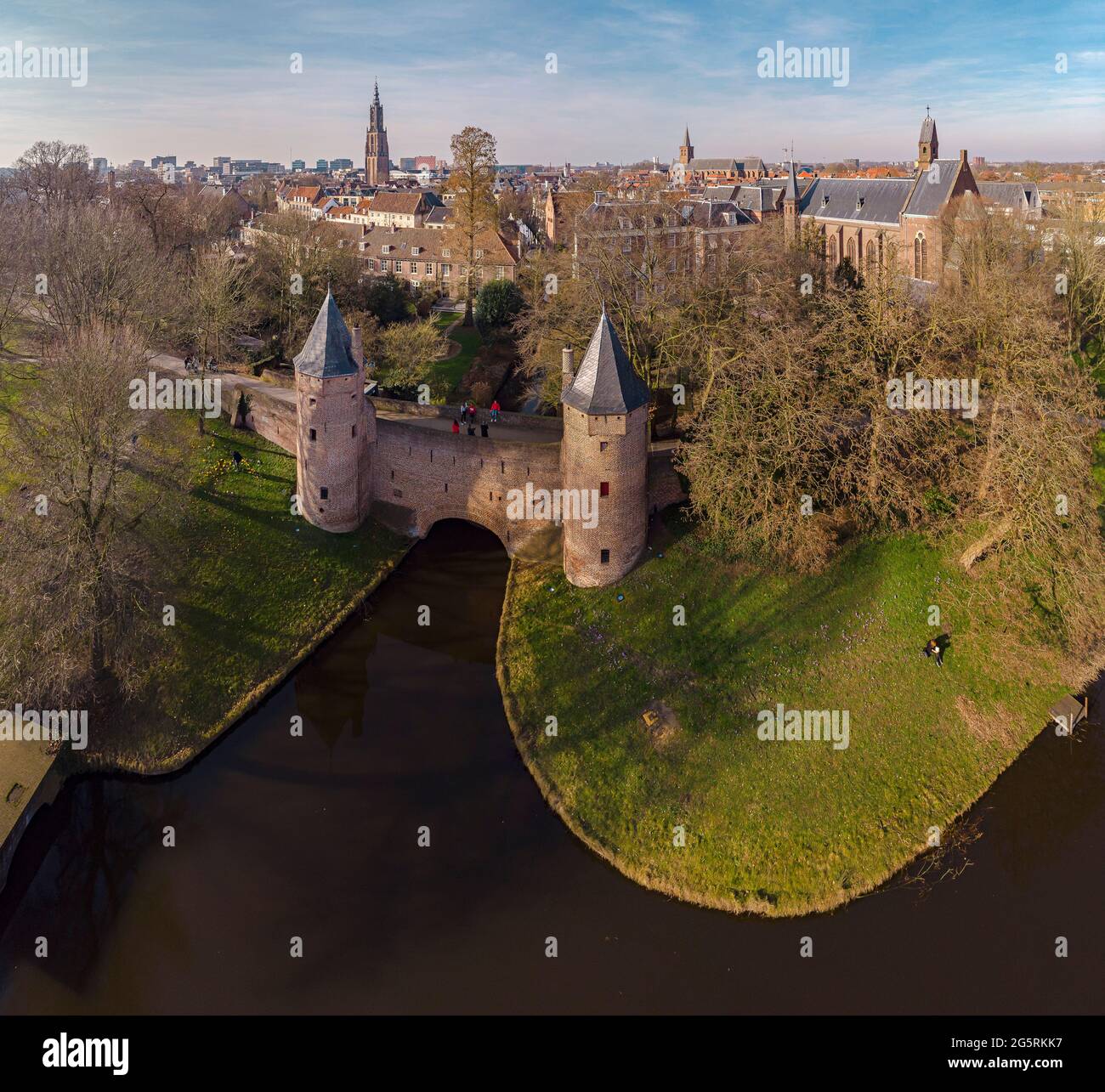 Porta d'acqua chiamata Monnikendam e il campanile di nostra Signora Foto Stock