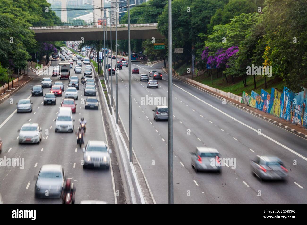 SAO PAULO, BRASILE - 2 FEBBRAIO 2015: Traffico su Corredor Norte-sul a Sao Paulo, Brasile Foto Stock