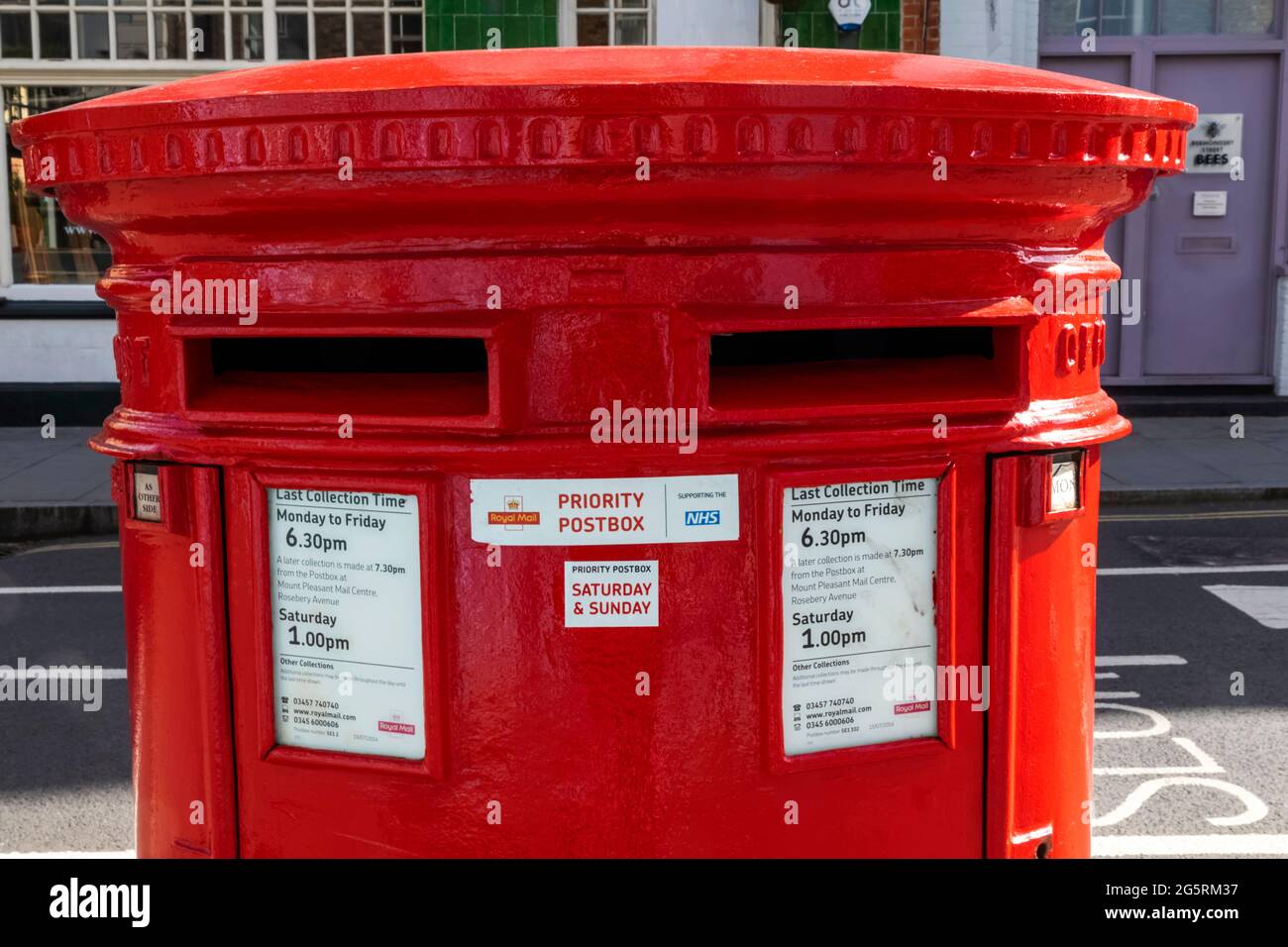 Inghilterra, Londra, Letterbox rosso inglese tradizionale Foto Stock