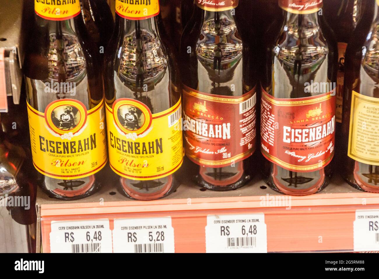 SAO PAULO, BRASILE - 2 FEBBRAIO 2015: Varie marche di birra artigianale su uno scaffale in un supermercato locale a Sao Paulo, Brasile Foto Stock