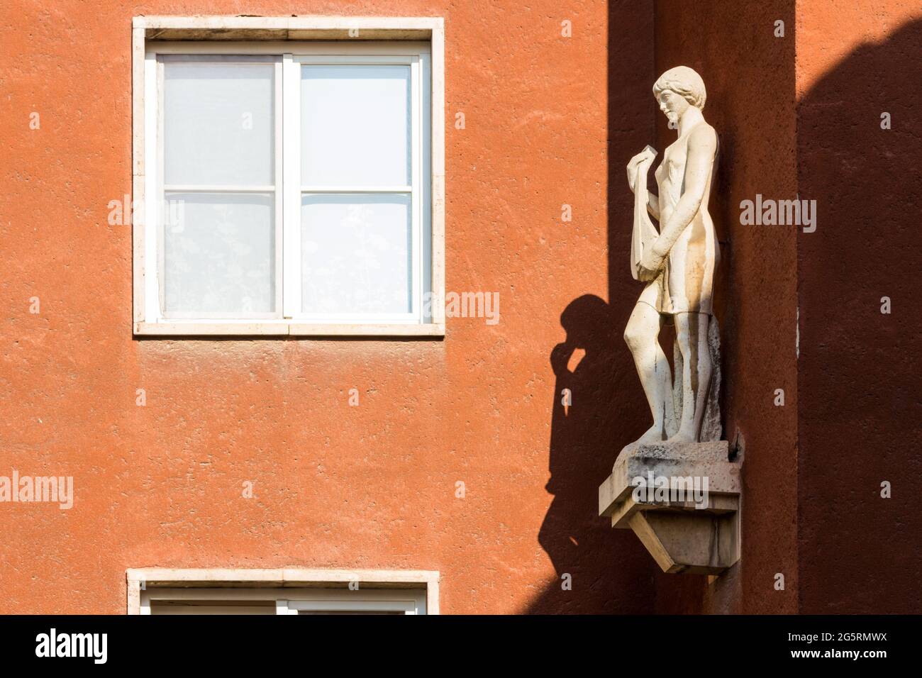 Statua della ragazza con una chitarra scolpita da Laszlo Deak nel 1961 sulla facciata di un edificio del 20 ° secolo, Sopron, Ungheria Foto Stock