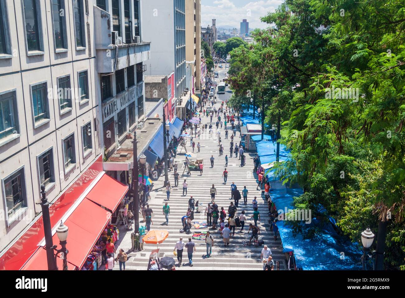 SAN PAOLO, BRASILE - 3 FEBBRAIO 2015: La gente cammina in una zona pedonale in via Rua General Carneiro a San Paolo. Foto Stock
