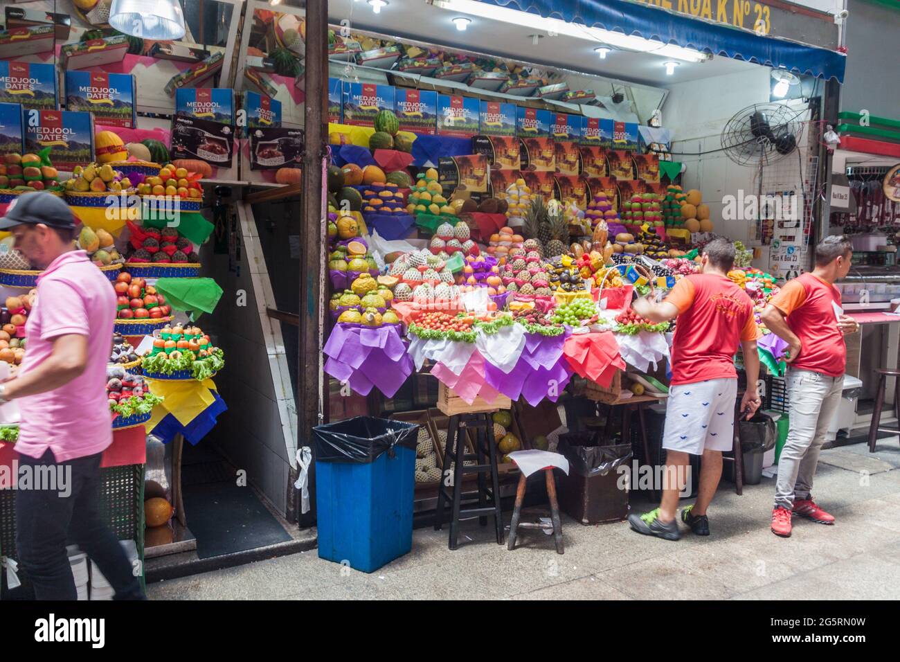 SAO PAULO, BRASILE - 3 FEBBRAIO 2015: Bancarella di frutta nel mercato municipale di Mercado a Sao Paulo, Brasile Foto Stock