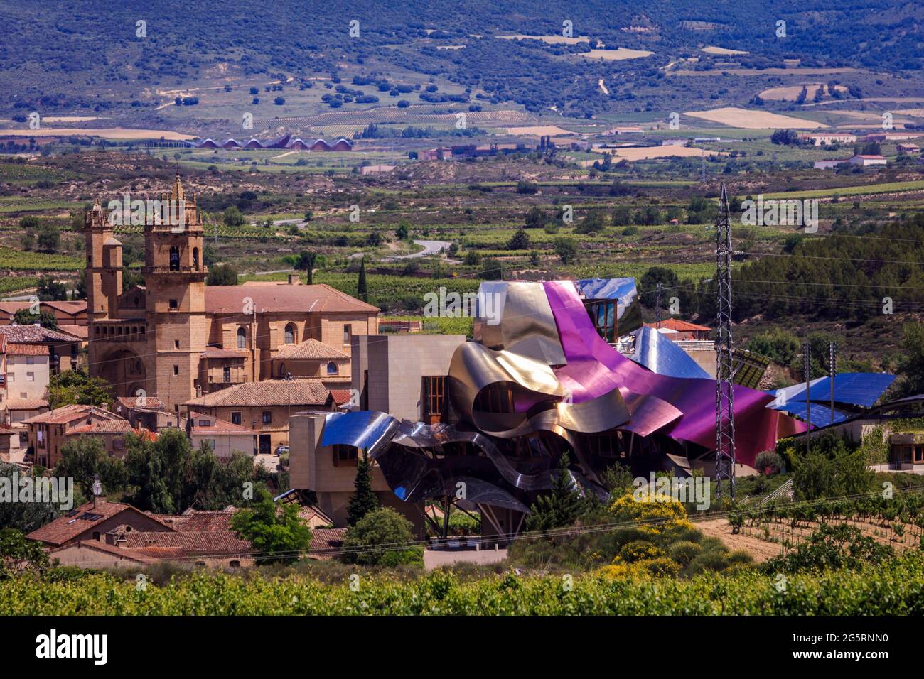 Il lussuoso hotel e spa Marques del Riscal è stato progettato dall'architetto Frank Gehry. Una cantina fondata a Elciego, un villaggio nella zona di Rioja. Foto Stock