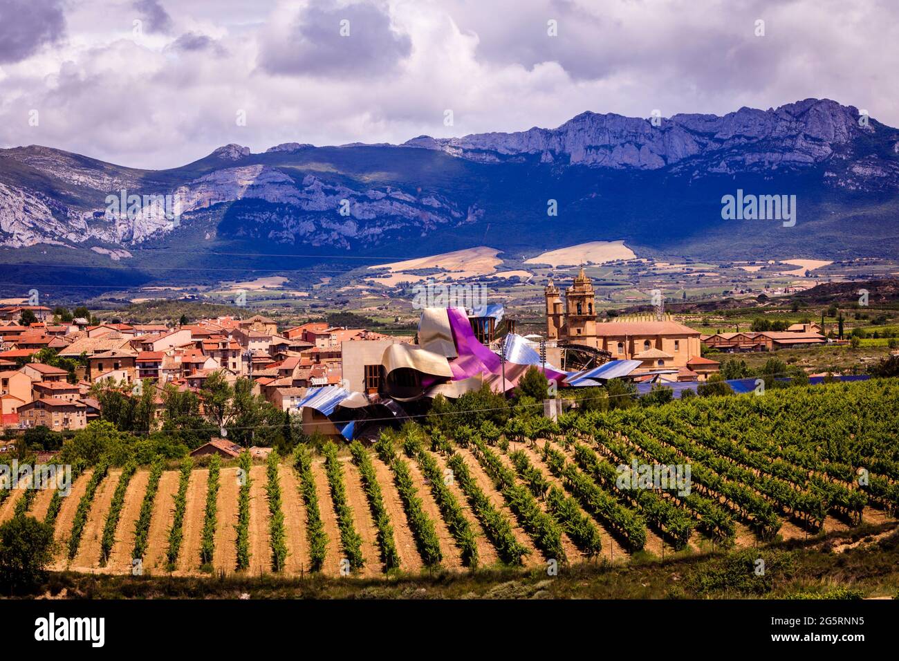 Il lussuoso hotel e spa Marques del Riscal è stato progettato dall'architetto Frank Gehry. Una cantina fondata a Elciego, un villaggio nella zona di Rioja. Foto Stock