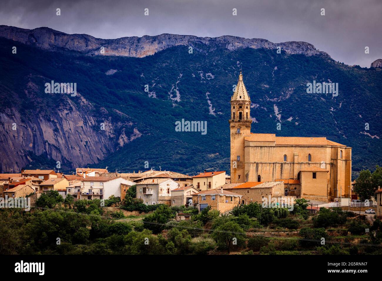 Una vista panoramica di Elvillar, un villaggio di Rioja dove viene prodotto il vino Rioja. La sierra Cantabria si trova sullo sfondo. Spagna Foto Stock