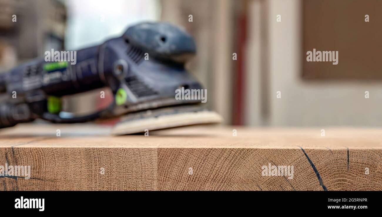 Macinacaffè per legno su tavola di legno. Falegname, produzione mobili. Posto per inserire il testo Foto Stock