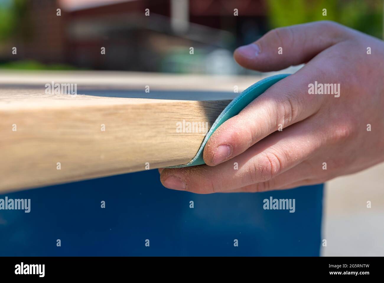 Levigatura del legno. Carteggiatura legno con carta vetrata, produzione di mobili artigianali, striscioni Foto Stock