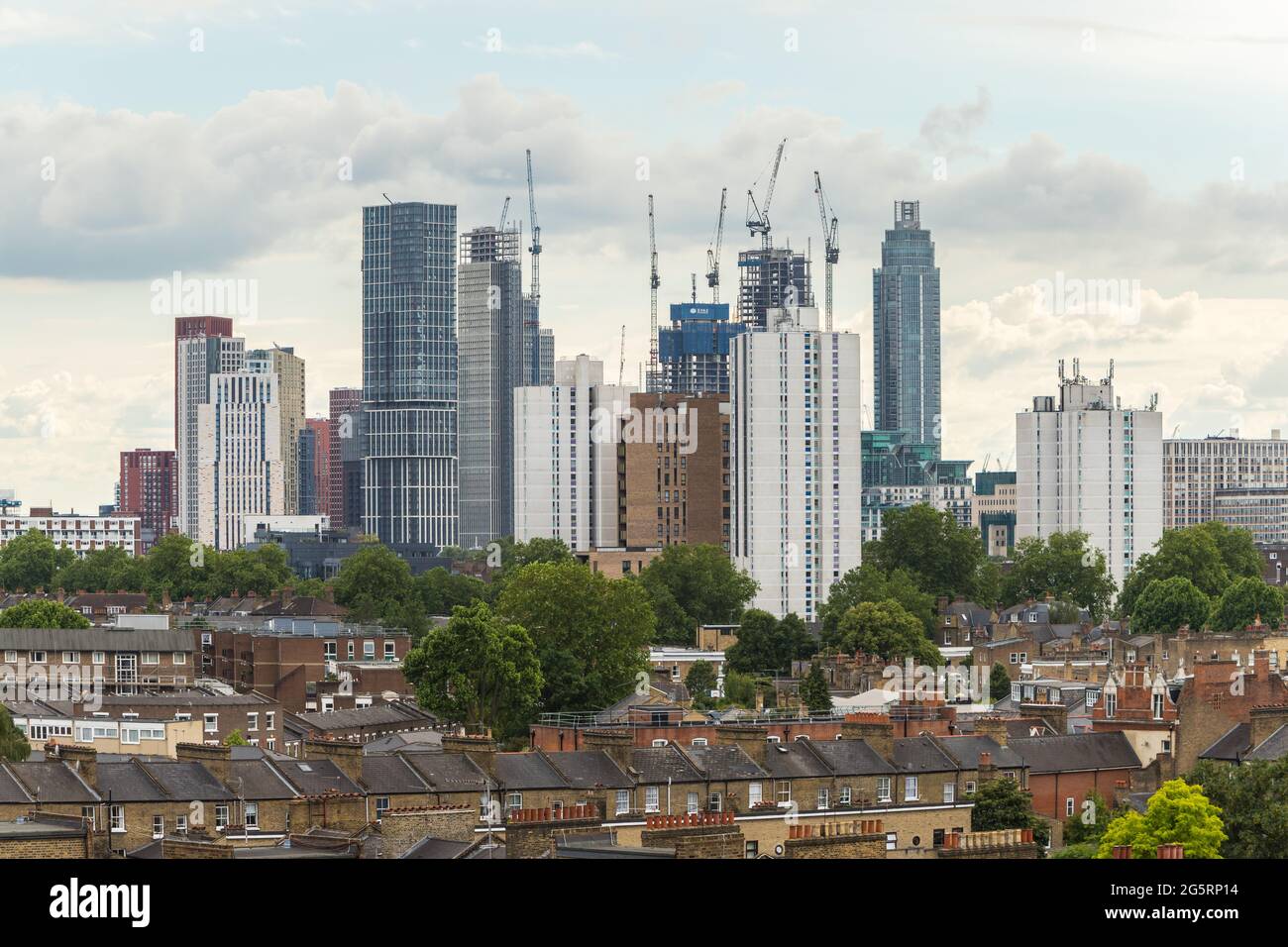 Vauxhall skyline con i suoi nuovi edifici vista da Elefante e Castello, Foto Stock