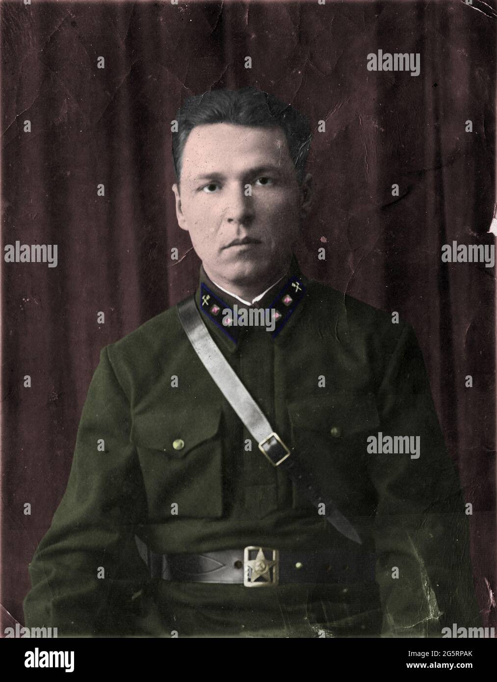 URSS - CIRCA 1941: Foto scattata in URSS, ritratto di un tenente ufficiale delle truppe ferroviarie dell'Armata Rossa. Foto ritoccata e fatta a colori. Foto Stock