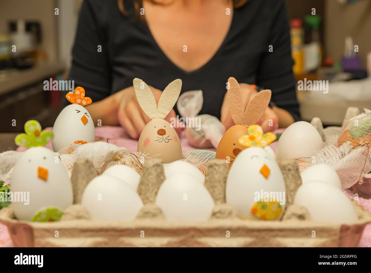 Il processo di tintura delle uova in bucce di cipolla. Colorazione ecologica delle uova per Pasqua. Una donna prepara le uova per la pittura. Foto Stock