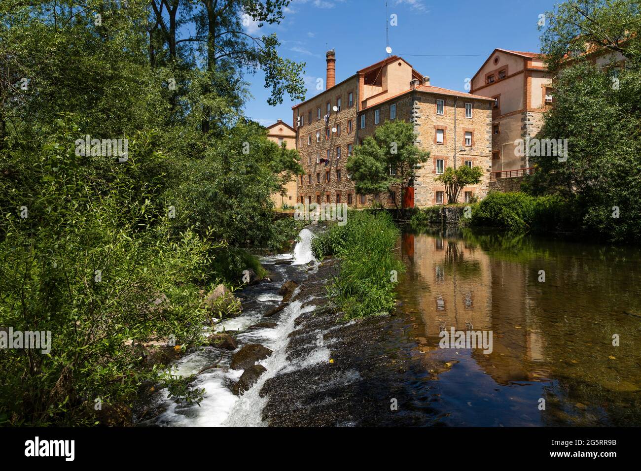 Segovia, Spagna - 2 giugno 2021: Paesaggio verde di primavera e acque retrostili nel fiume Eresma, passando attraverso Segovia sulla Senda de los Molinos Foto Stock