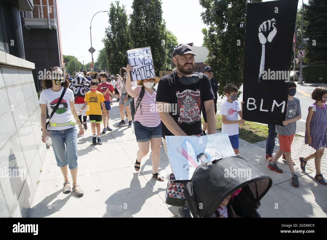 Gli studenti delle scuole elementari di PS 130 possono avere lezioni di civica con raduni periodici e marce nelle vicinanze, come questa prima festa nazionale ufficiale del giugno e Black Lives Matter march e Celebration a Windsor Terrace, Brooklyn, New York. Foto Stock