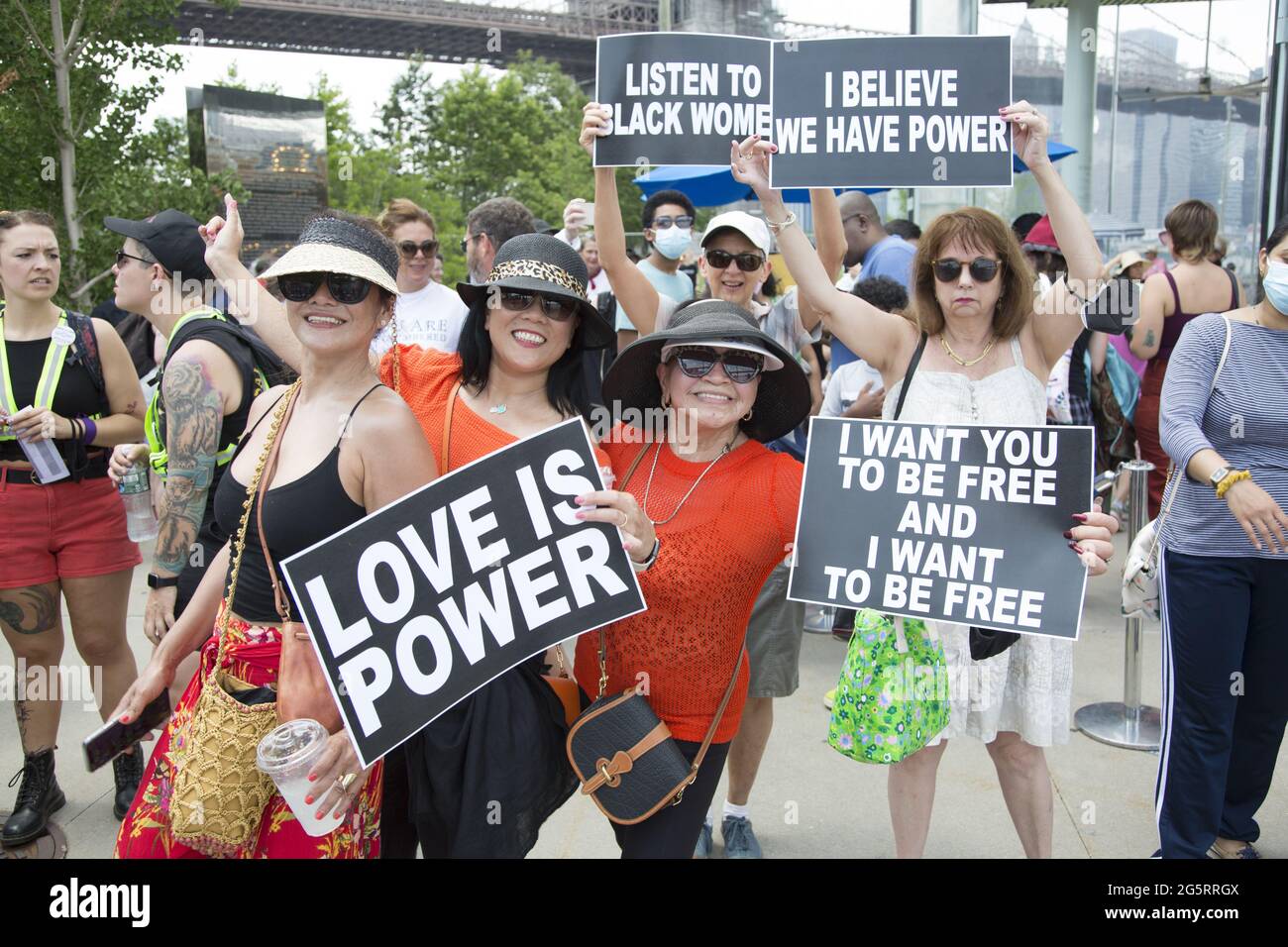 'Break the Chains - Justice is Love'March for Unity preparandosi a marzo attraverso il ponte di Brooklyn al Municipio di Manhattan il 17 giugno 2021 la prima festa ufficiale nazionale del giugno negli Stati Uniti che segna l'abolizione dalla schiavitù nel paese. Foto Stock