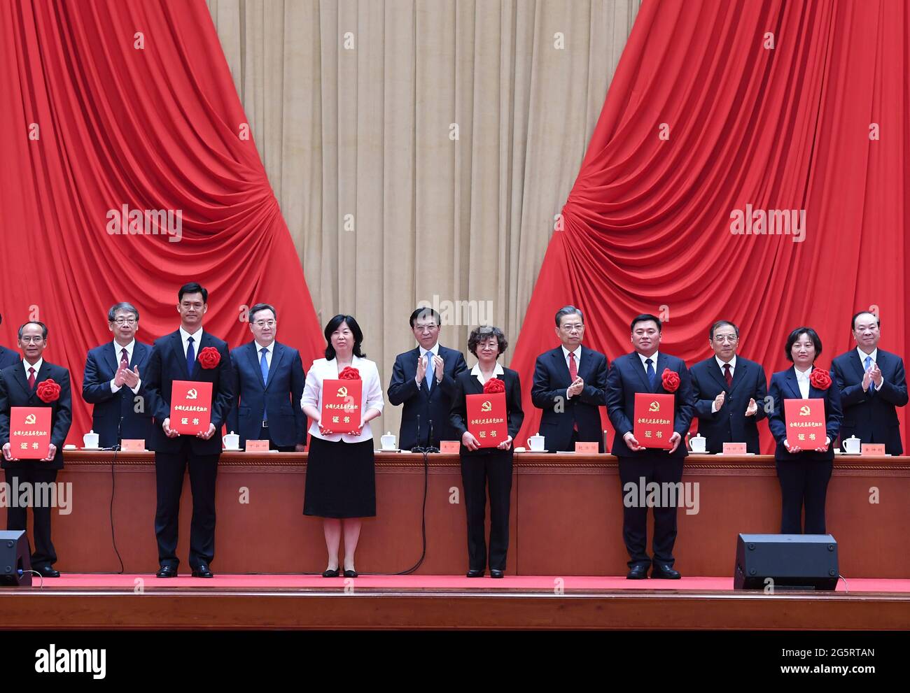 (210629) -- PECHINO, 29 giugno 2021 (Xinhua) -- Wang Huning, membro del Comitato permanente dell'Ufficio politico del Comitato Centrale del Partito Comunista Cinese (CPC) e membro del Segretariato del Comitato Centrale della CPC, E Zhao Leji, membro del Comitato permanente dell'Ufficio politico del Comitato Centrale del CPC e segretario della Commissione Centrale per l'ispezione della disciplina del CPC, che presentano premi per l'assegnazione dei titoli dei membri del Partito in sospeso, dei lavoratori del Partito esemplari, E organizzazioni di partito avanzate a livello di comunità da tutto il paese presso la Grande Sala di Foto Stock