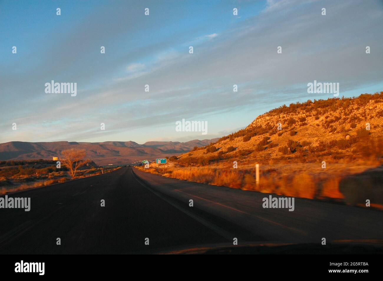 Dirigiti a sud sull'Interstate 17 verso Phoenix al tramonto, con colori brillanti e lunghe ombre Foto Stock