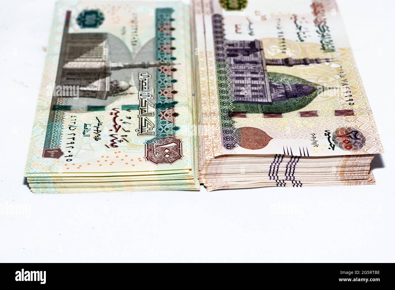 Pile di 200 e 100 sterline egiziane banconote lato opposto di 200 LE con immagine della moschea di Qani-Bay e 100 LE con immagine della moschea Sultan Hassan Foto Stock