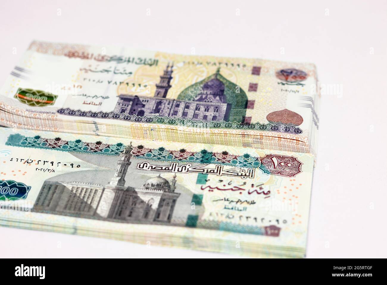 Pile di 200 e 100 sterline egiziane banconote lato opposto di 200 LE con immagine della moschea di Qani-Bay e 100 LE con immagine della moschea Sultan Hassan Foto Stock