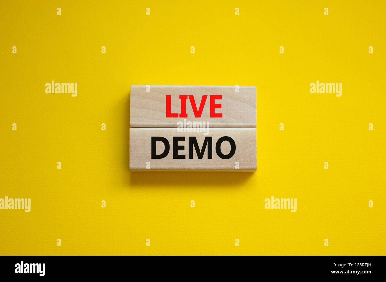 Simbolo della demo dal vivo. Parole concettuali "Live demo" su blocchi di legno su uno splendido sfondo giallo. Spazio di copia. Business e demo dal vivo. Foto Stock