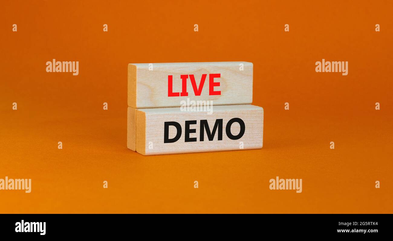 Simbolo della demo dal vivo. Parole concettuali "Live demo" su blocchi di legno su uno splendido sfondo arancione. Spazio di copia. Business e demo dal vivo. Foto Stock