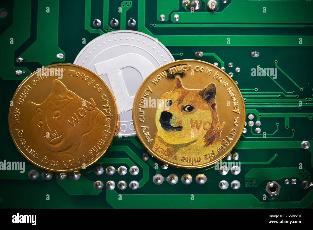 Monete dorate di dogecoin. Criptovaluta dogecoina. Criptovaluta Doge. Foto Stock