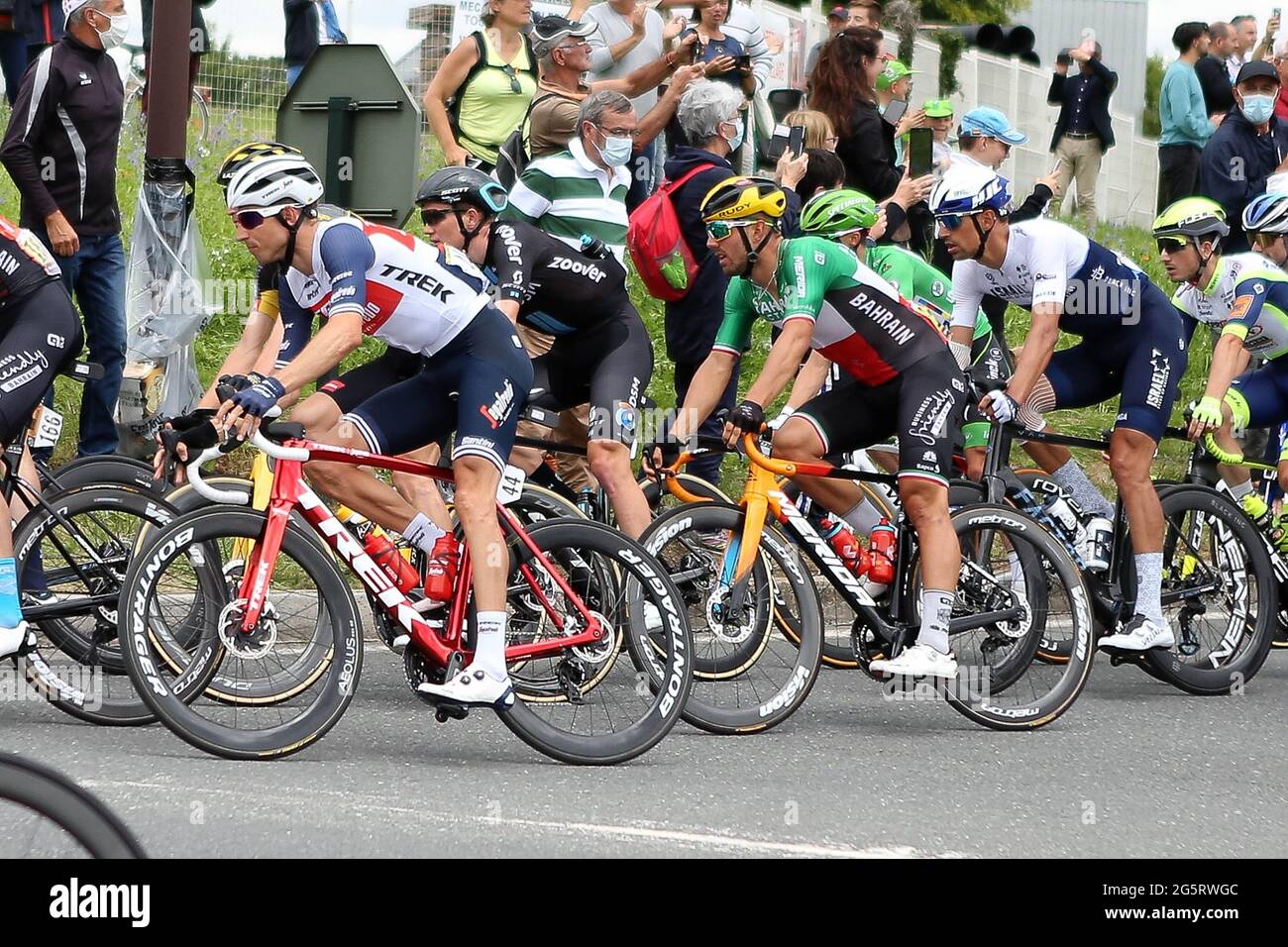Redon, Fougeres, Francia, 29/06/2021, Bauke Mollema di Trek-Segafredo e Sonny Colbrelli del Bahrain-vittorioso durante il Tour de France 2021, gara ciclistica fase 4, Redon - Fougeres (150,4 km) il 29 giugno 2021 a Fougeres, Francia - Foto Laurent Lairys / DPPI Foto Stock