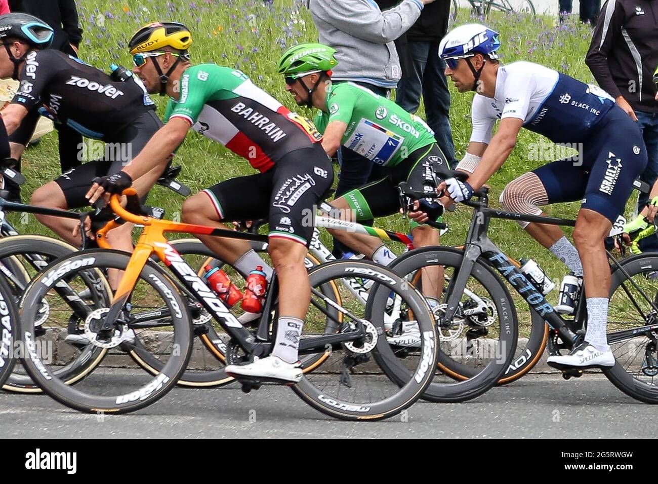 Redon, Fougeres, Francia, 29/06/2021, Julian Alaphilippe di Deceuninck-Quick Step, Sonny Colbrelli del Bahrain-vittorioso durante il Tour de France 2021, gara ciclistica fase 4, Redon - Fougeres (150,4 km) il 29 giugno 2021 a Fougeres, Francia - Foto Laurent Lairys / DPPI Foto Stock