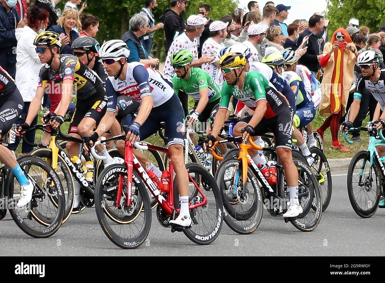 Redon, Fougeres, Francia, 29/06/2021, Julian Alaphilippe di Deceuninck-Quick Step, Bauke Mollema di Trek-Segafredo e Sonny Colbrelli di Bahrain-vittorioso durante il Tour de France 2021, gara ciclistica fase 4, Redon - Fougeres (150,4 km) il 29 giugno 2021 a Fougeres, Francia - Laurent LPI - Foto Foto Stock