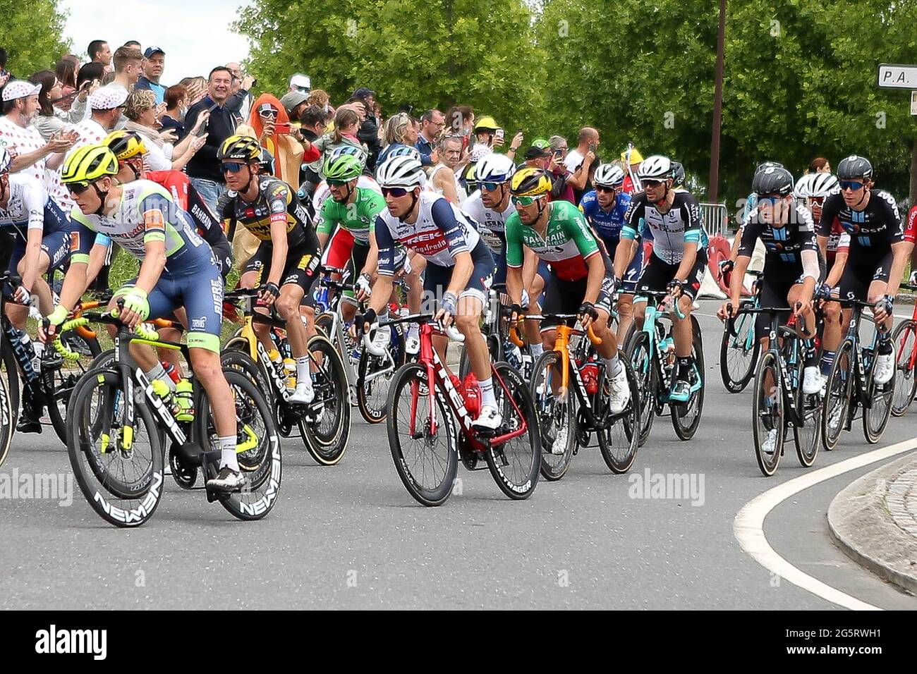 Redon, Fougeres, Francia, 29/06/2021, Julian Alaphilippe di Deceuninck-Quick Step, Bauke Mollema di Trek-Segafredo e Sonny Colbrelli di Bahrain-vittorioso durante il Tour de France 2021, gara ciclistica fase 4, Redon - Fougeres (150,4 km) il 29 giugno 2021 a Fougeres, Francia - Laurent LPI - Foto Foto Stock
