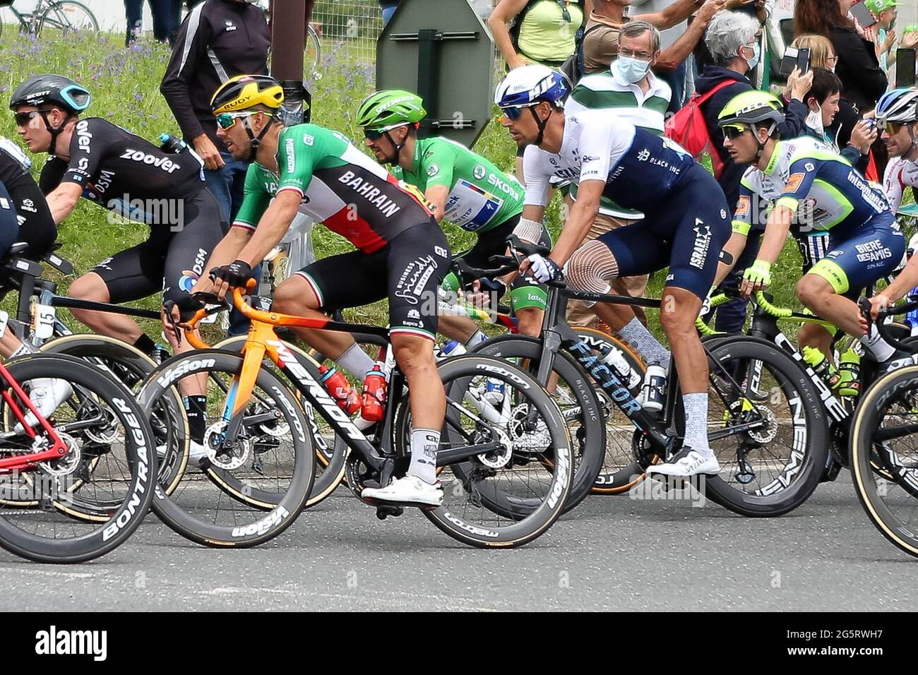 Redon, Fougeres, Francia, 29/06/2021, Julian Alaphilippe di Deceuninck-Quick Step, Sonny Colbrelli del Bahrain-vittorioso durante il Tour de France 2021, gara ciclistica fase 4, Redon - Fougeres (150,4 km) il 29 giugno 2021 a Fougeres, Francia - Foto Laurent Lairys / DPPI Foto Stock