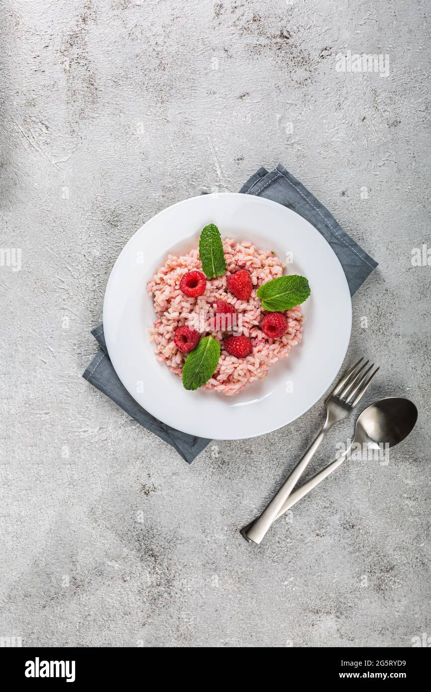 Lamponi freschi risotto un piatto delicato ed elegante Foto Stock
