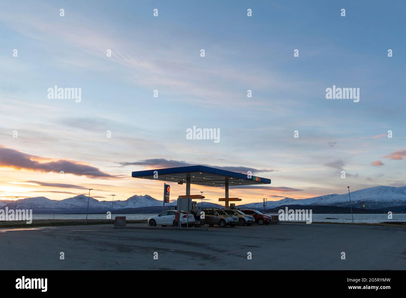 Una stazione di servizio isolata vicino all'aeroporto di Tromso nella Norvegia settentrionale Foto Stock