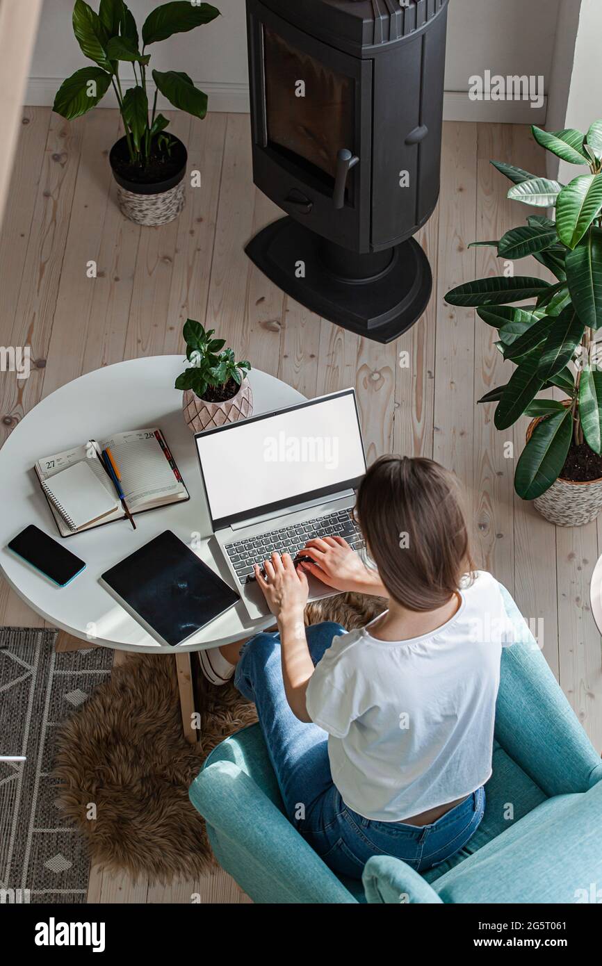 Giovane donna che usa il computer portatile per lavorare a casa, lavorare a distanza Foto Stock